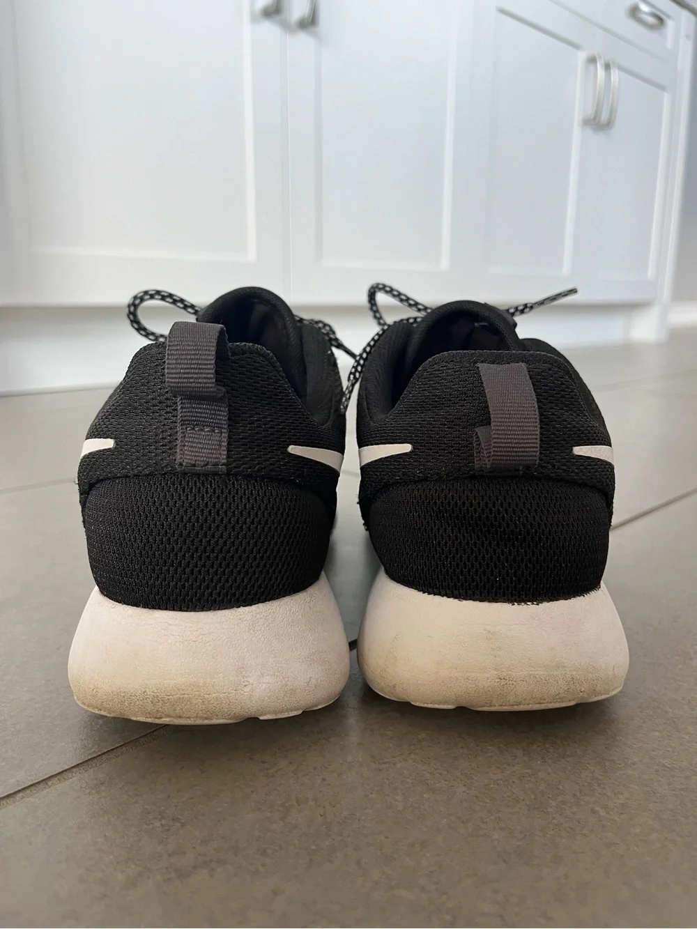 Nike Roshe Lightweight Sneakers - Picture 5 of 9